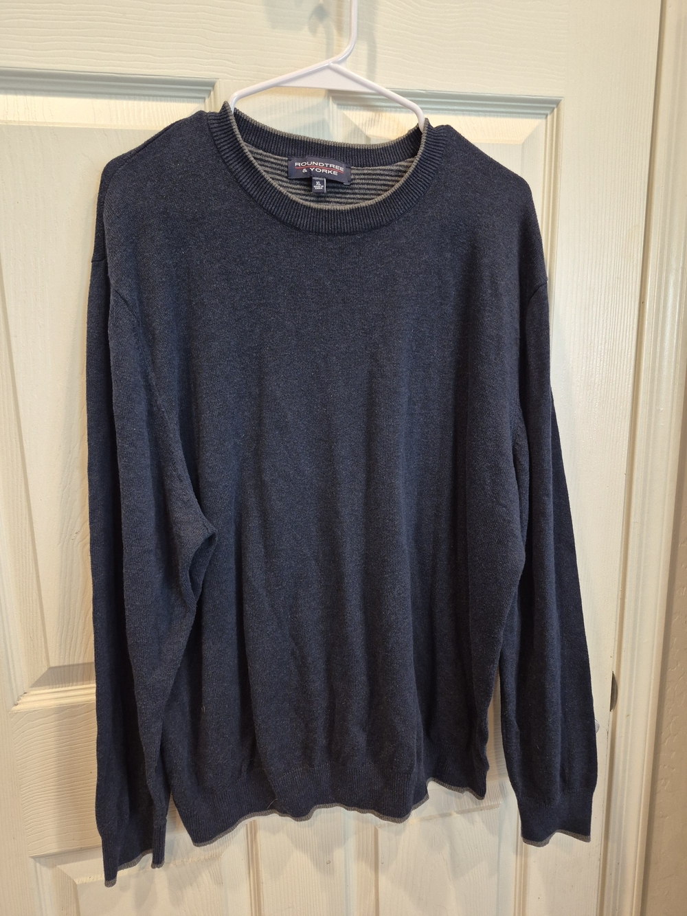 5/25 Roundtree & Yorke Men's Navy Crewneck Sweater
